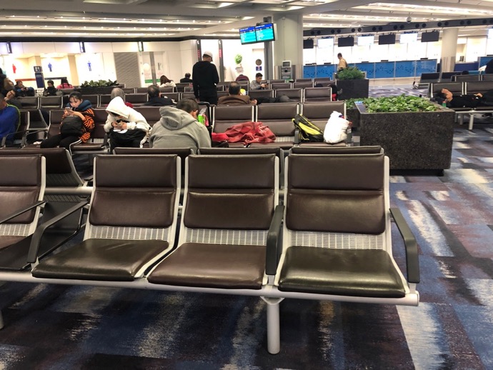 香港空港の３列ベンチシート