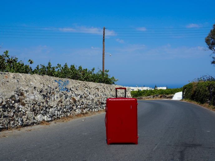 ギリシャの赤いスーツケース