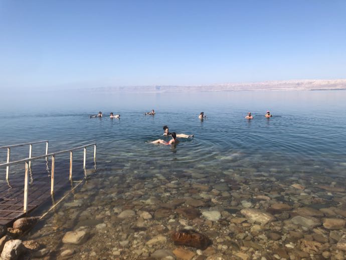 死海で浮遊体験