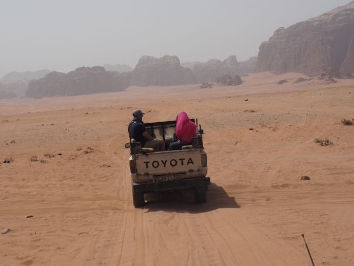 砂漠を走る4WD