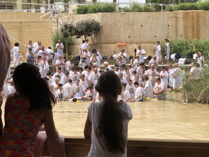 ヨルダン川で沐浴する人々