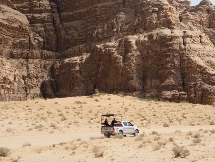 砂漠を走る4WD