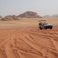 砂丘を走る4WD