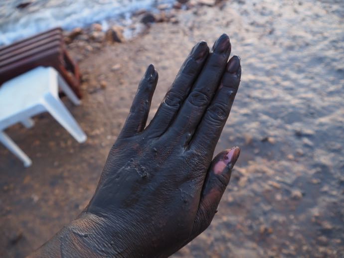 泥を塗った手