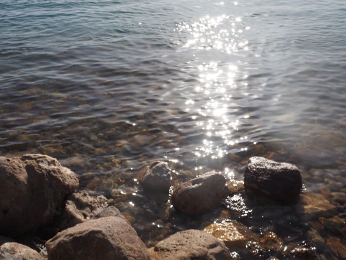 死海の透明な水