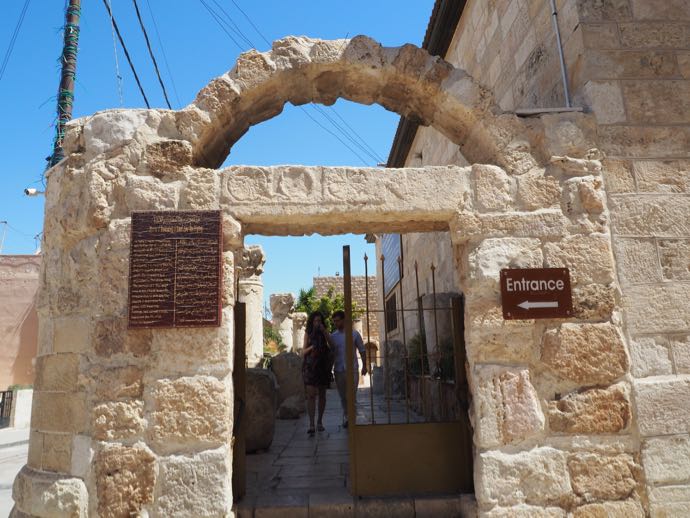 ラテン修道院の入り口