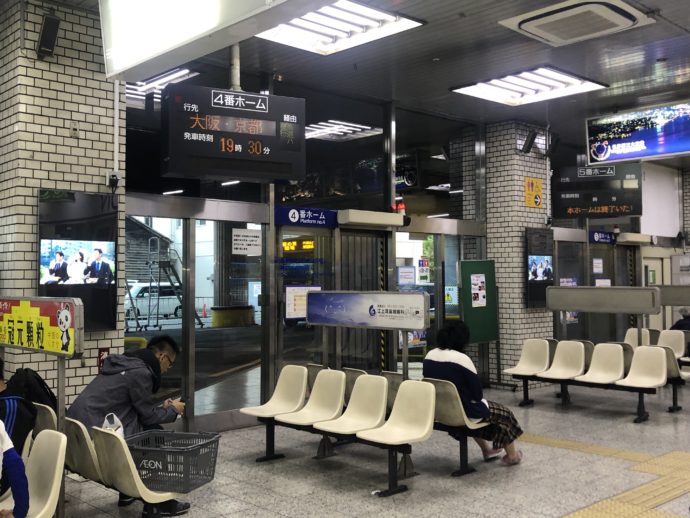 長崎新地バスターミナルの待合所