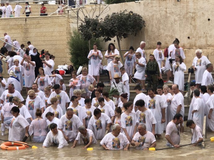 ヨルダン川で沐浴する人々