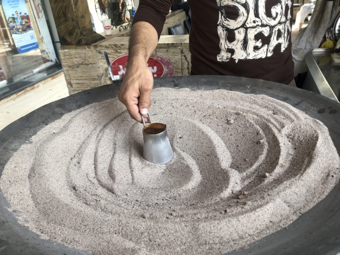 砂でコーヒーを淹れる