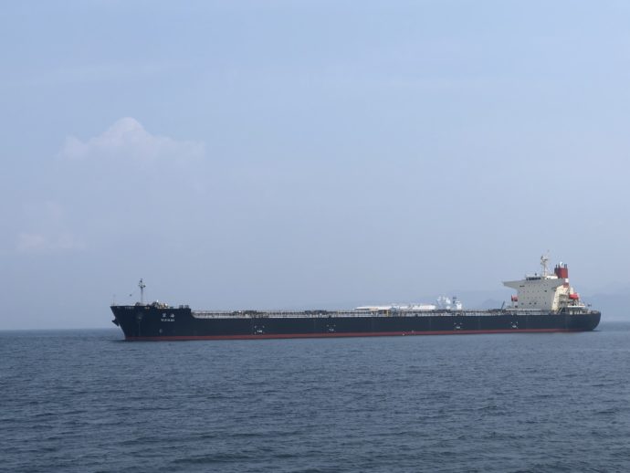 長崎港を通過するタンカー