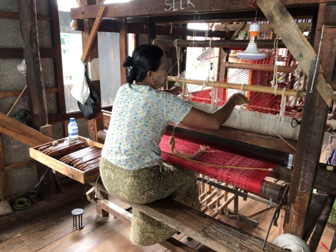 機織り機を扱う女性