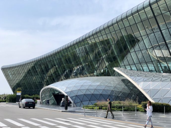 モダンなデザインのバクー国際空港