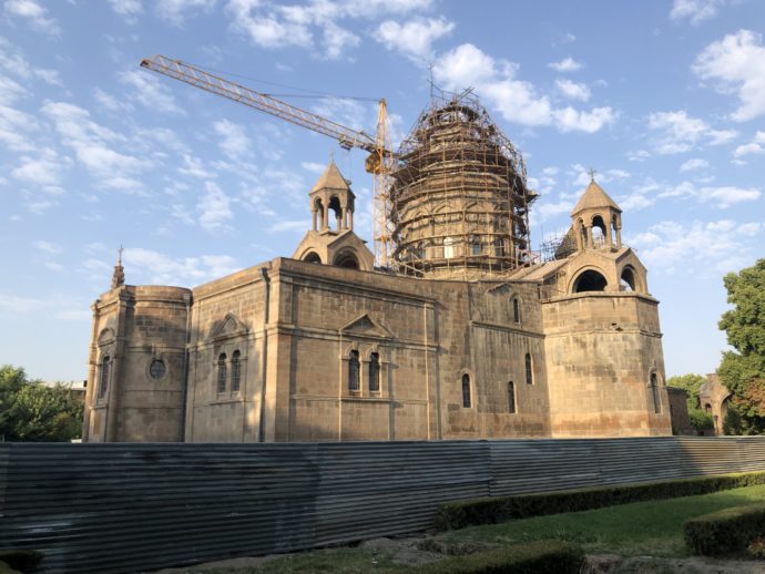 工事中のエチミアジン大聖堂