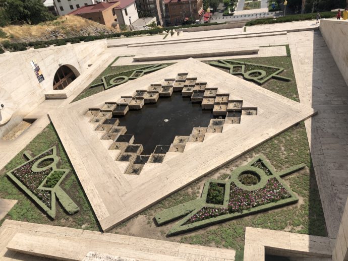 幾何学的な噴水と庭