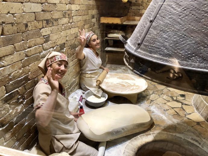 アルメニアのパンを作る女性たち