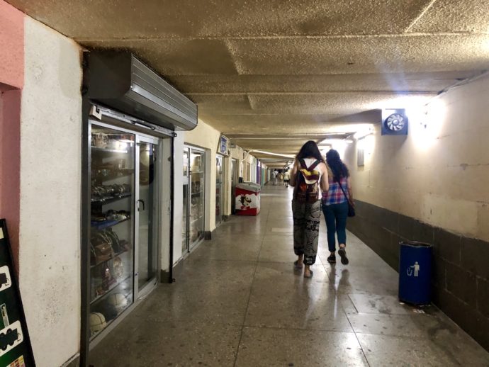 トビリシの地下道を歩く女性