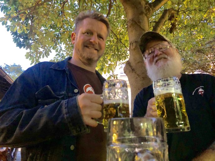 ビールを飲む男性二人