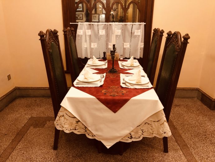 ロシア料理レストランの豪勢なテーブル