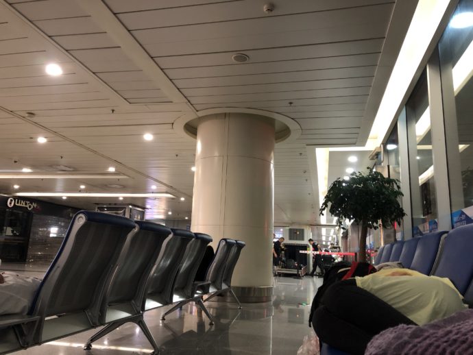 成都国際空港ロビーで眠る人々