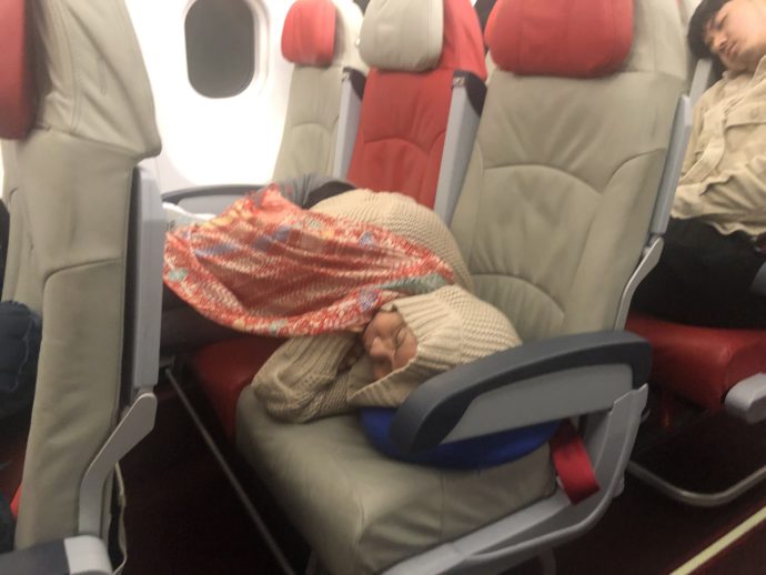 ３列シートで眠る女性