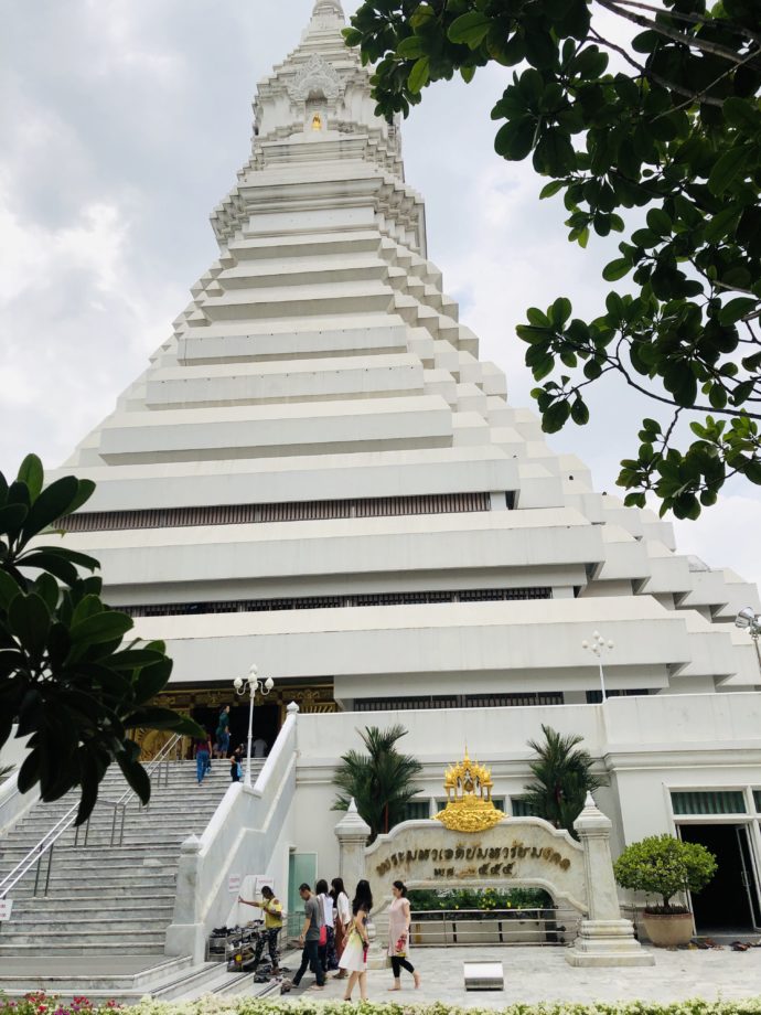 ワット・パクナームの白い仏塔