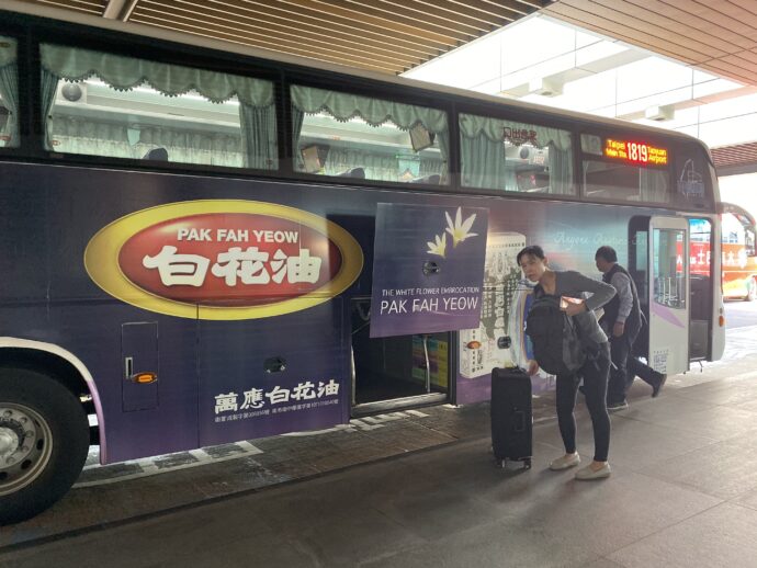 空港に到着したバス