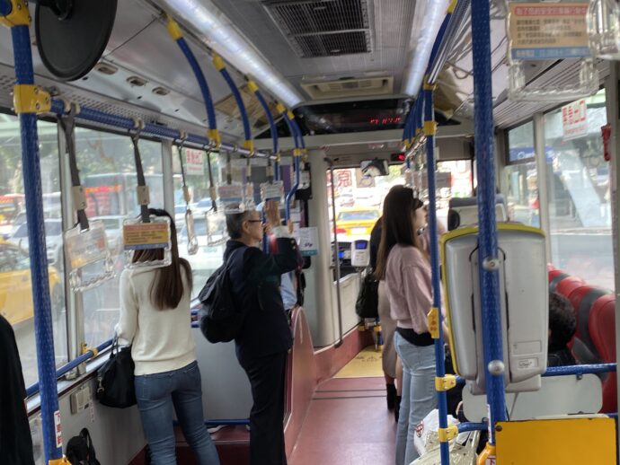 バス車内