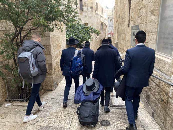 エルサレム旧市街を歩く男性