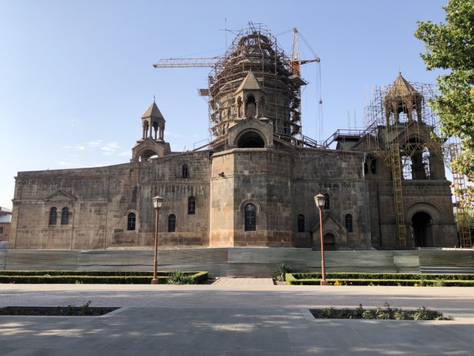 修復工事中のエチミアジン修道院