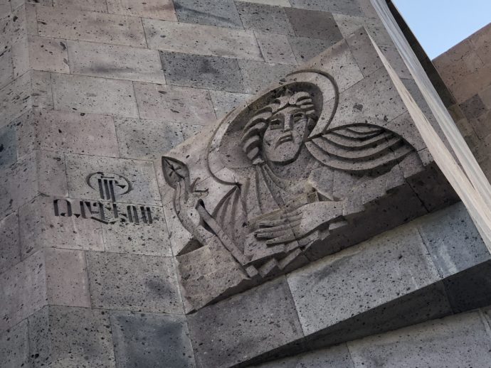 エチミアジン修道院の門の意匠