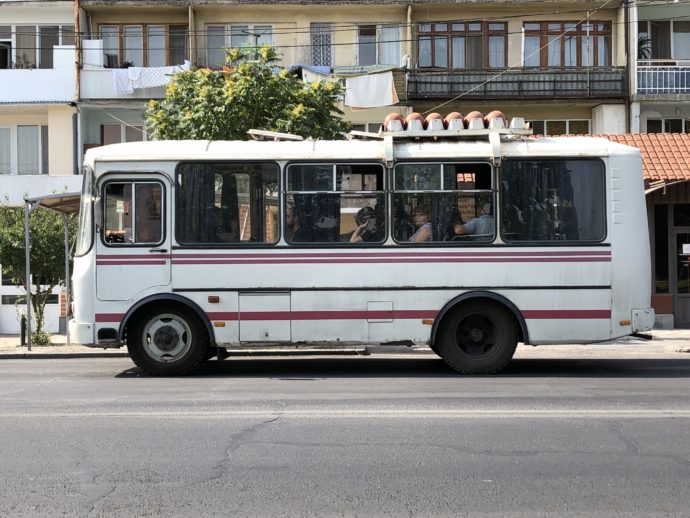 エレバン郊外の道路を走るローカルバス