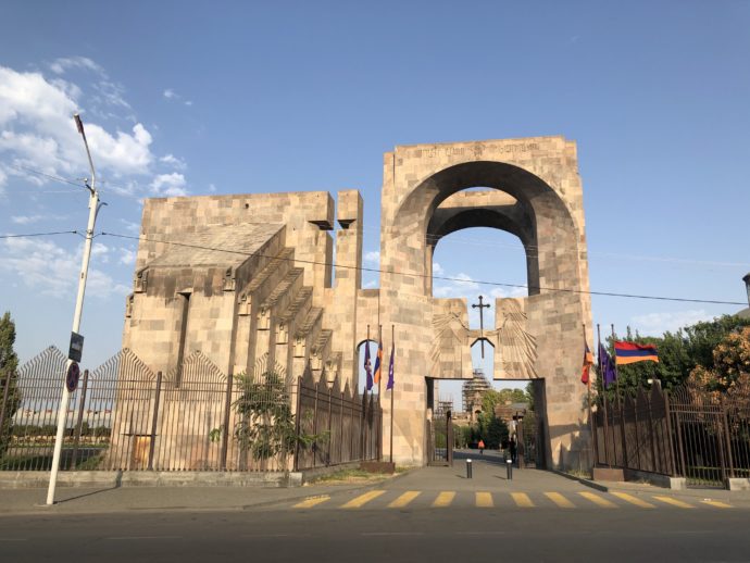 エチミアジン修道院の門の外観