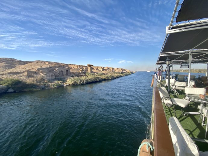 ナイル川クルーズ船のデッキから見える景色