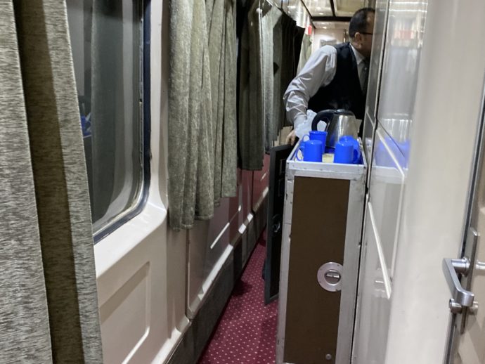 エジプト夜行列車の朝食を運ぶ鉄道員