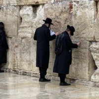 嘆きの壁で祈りを捧げる超正統派のユダヤ教徒男性