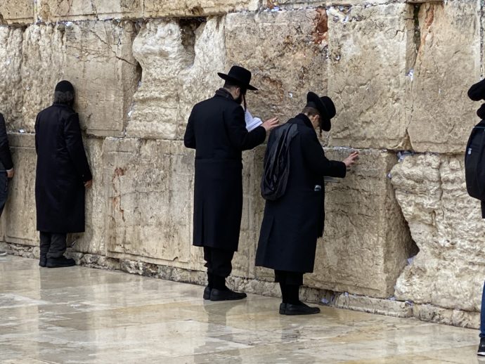 嘆きの壁で祈りを捧げる超正統派のユダヤ教徒男性