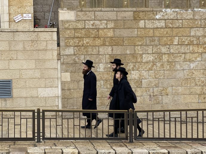 嘆きの壁に参拝に来た超正統派のユダヤ教徒男性