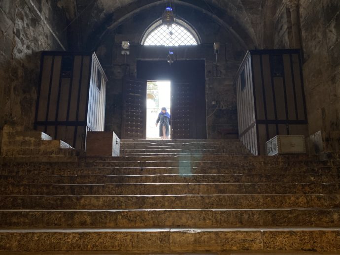 マリアの墓の教会の入り口階段