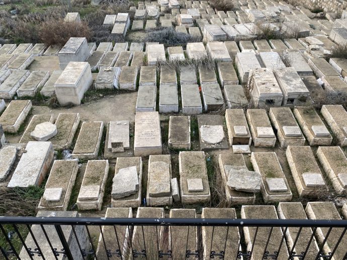 整然と並ぶ墓地