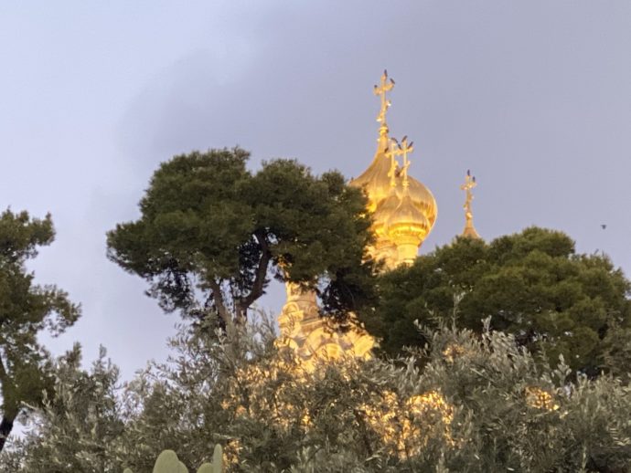 金色のドームの美しいグダラのマリア教会