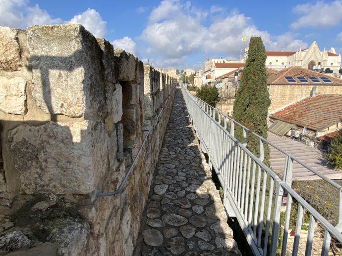 石畳の城壁巡りコース