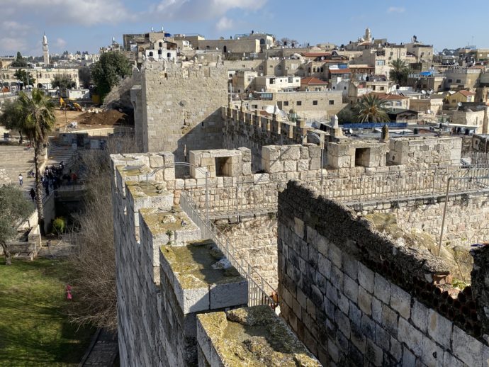 旧市街と外を分断する城壁