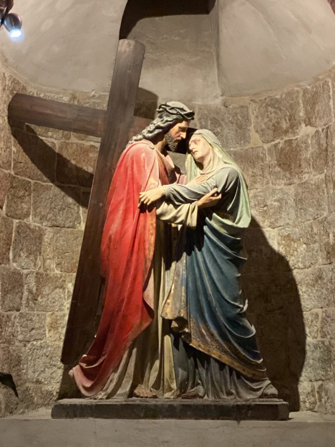 マリアが十字架を背負ったイエスを見る場面の彫刻