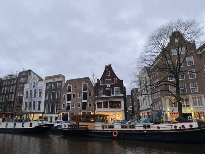アムステルダムの川沿いの道