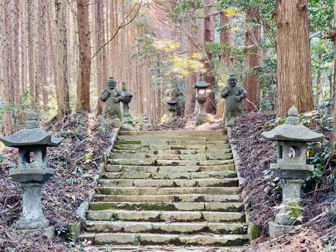 向山神社参道と２つの石仏