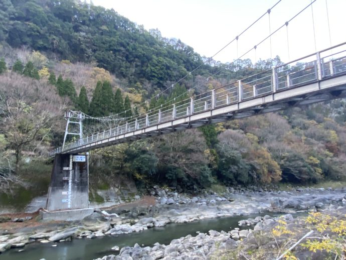 音の谷吊り橋と川