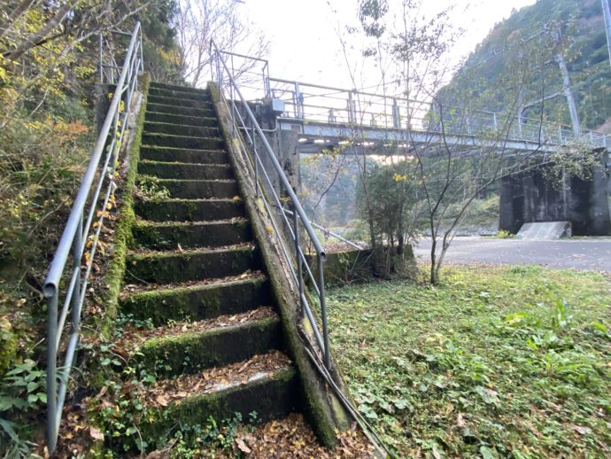 音の谷吊り橋への階段