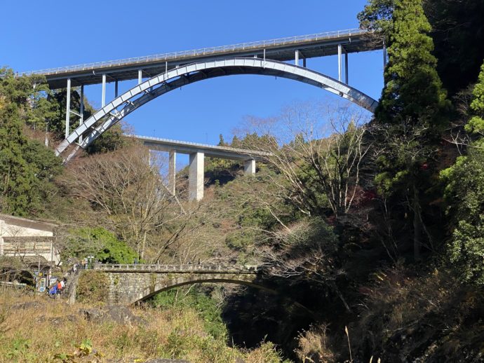 高千穂峡から見上げる３つの橋