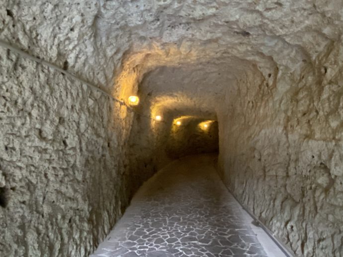 那谷寺琉美園の出口の洞窟