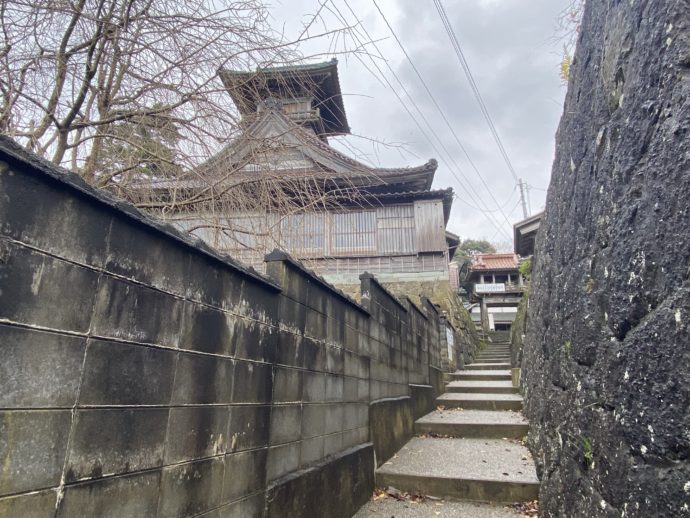 願慶寺への道細い道